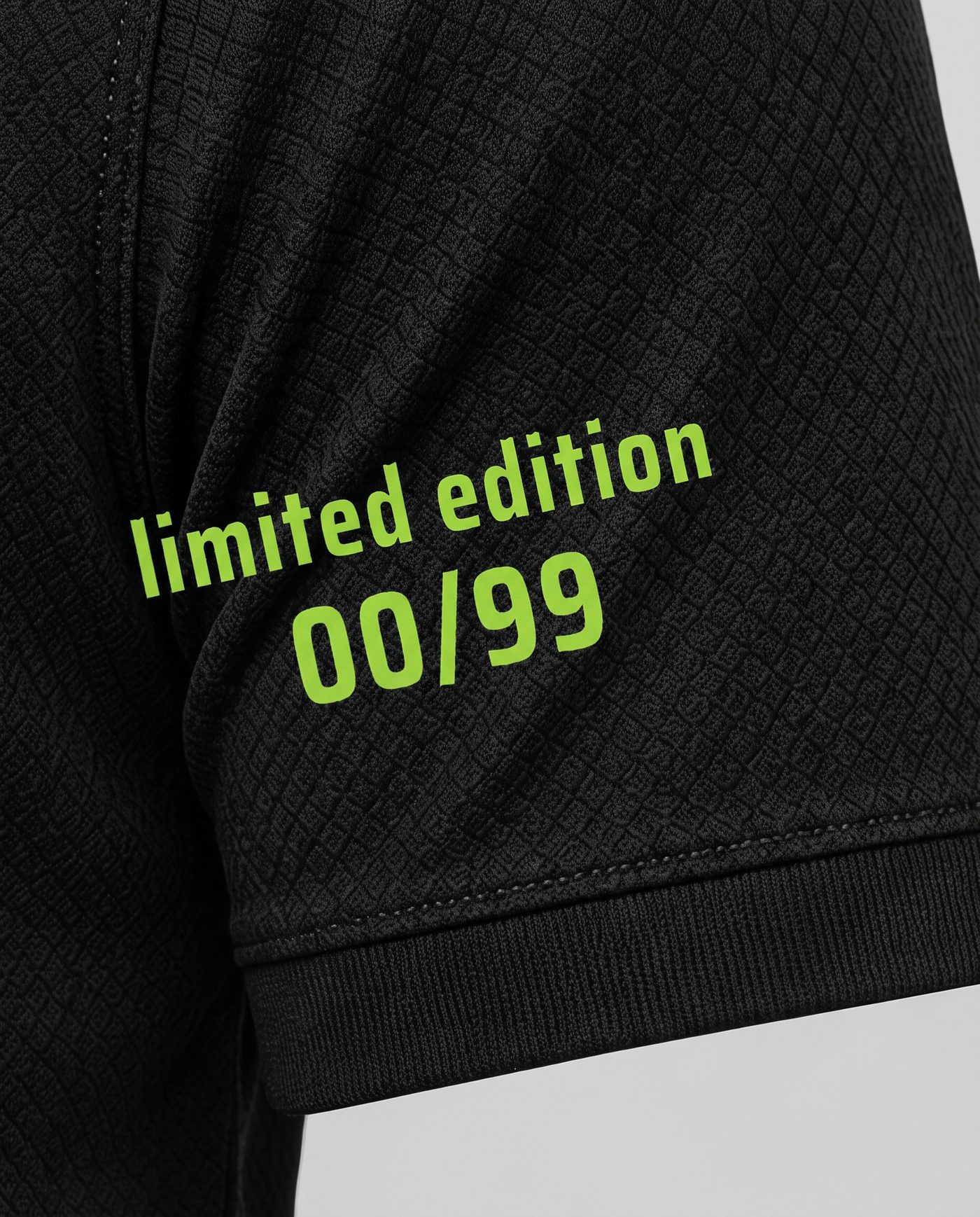 Detalle de la numeración de edición limitada en la manga de la camiseta S. Abascal 1