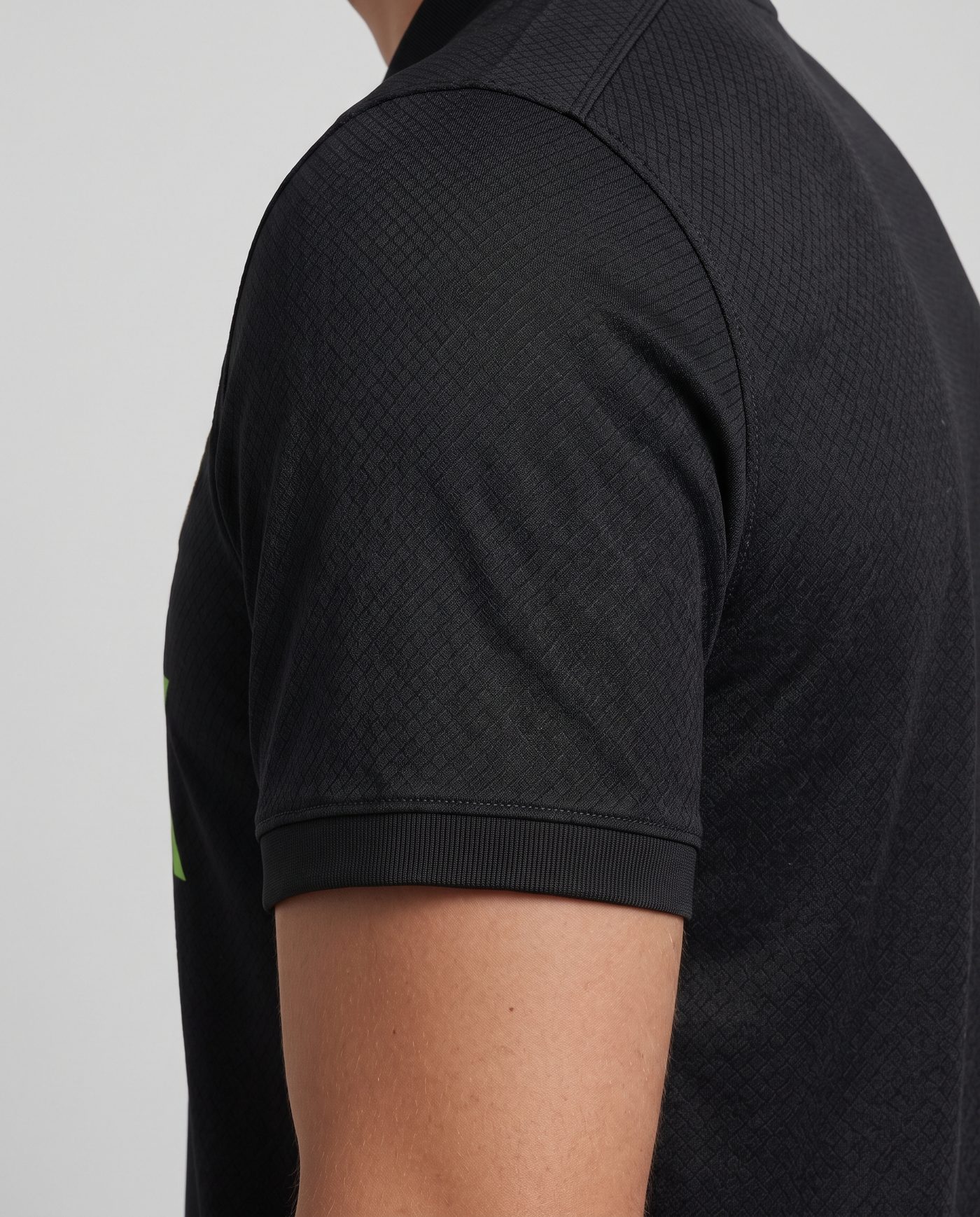 Close-up of the left sleeve, plain, with no number, of the S. Abascal 1 shirt