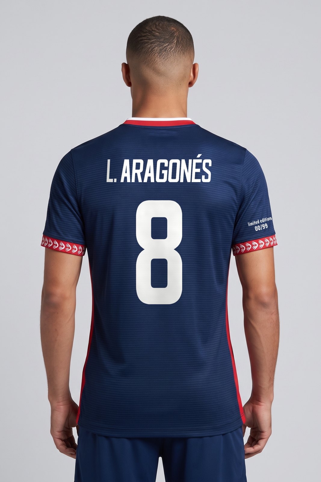 Vista trasera con la camiseta azul Atlético L. Aragonés 8 puesta, con nombre y dorsal