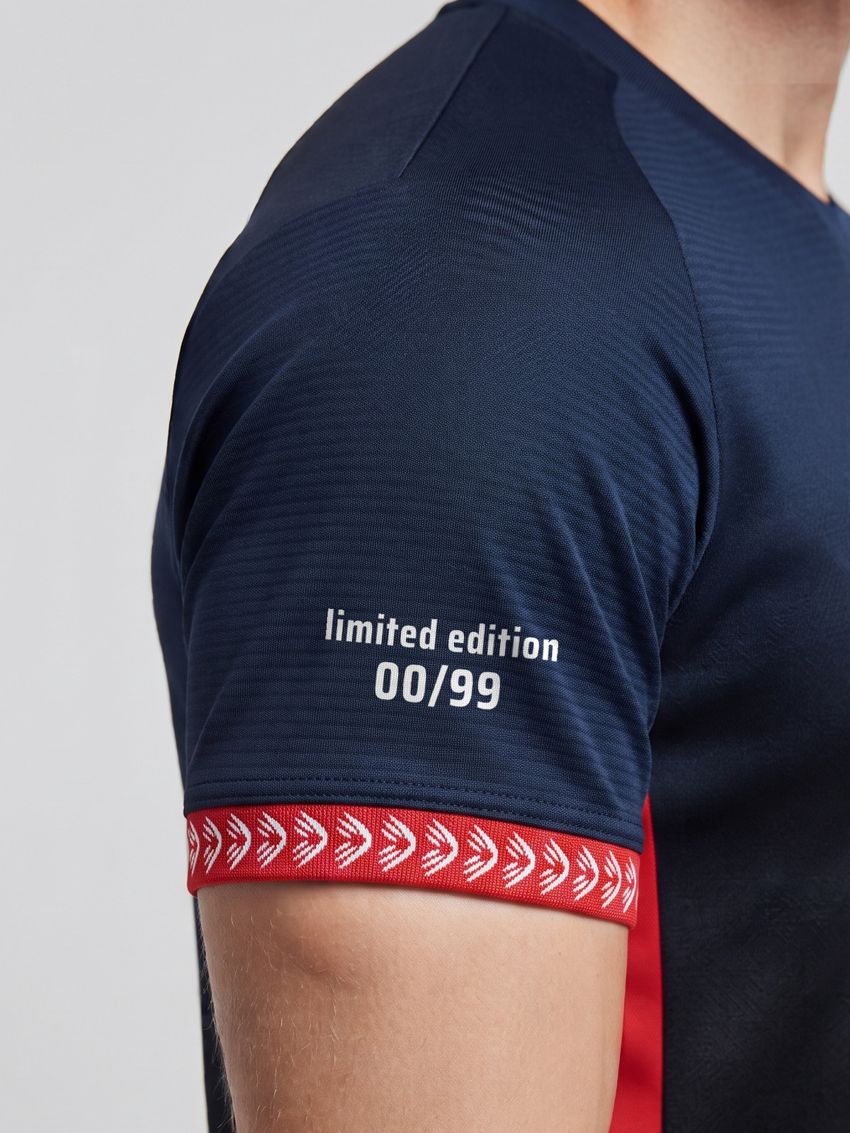Detalle de la manga derecha de la camiseta L. Aragonés
