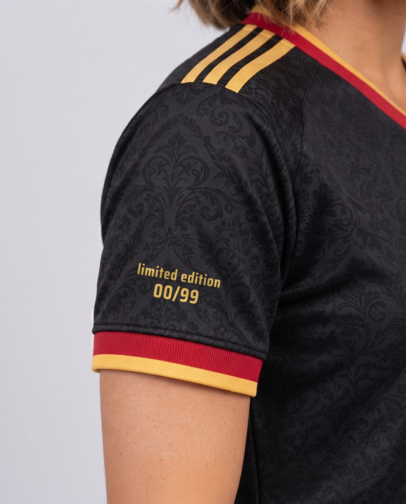 Close-up of the right sleeve of the women's black and pink Campeones 26 shirt