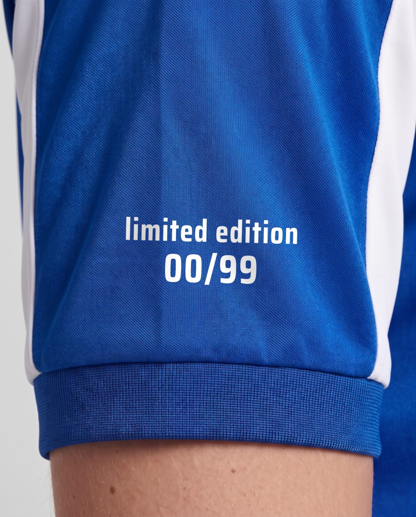 Close-up of the limited edition numbering on the sleeve of the Canito 5 shirt