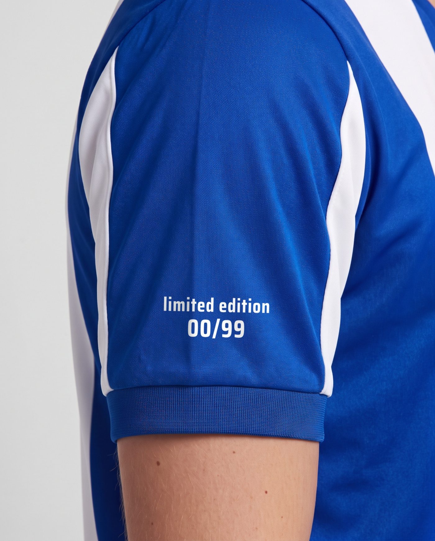 Close-up of the right sleeve of the blue and white Canito 5 shirt