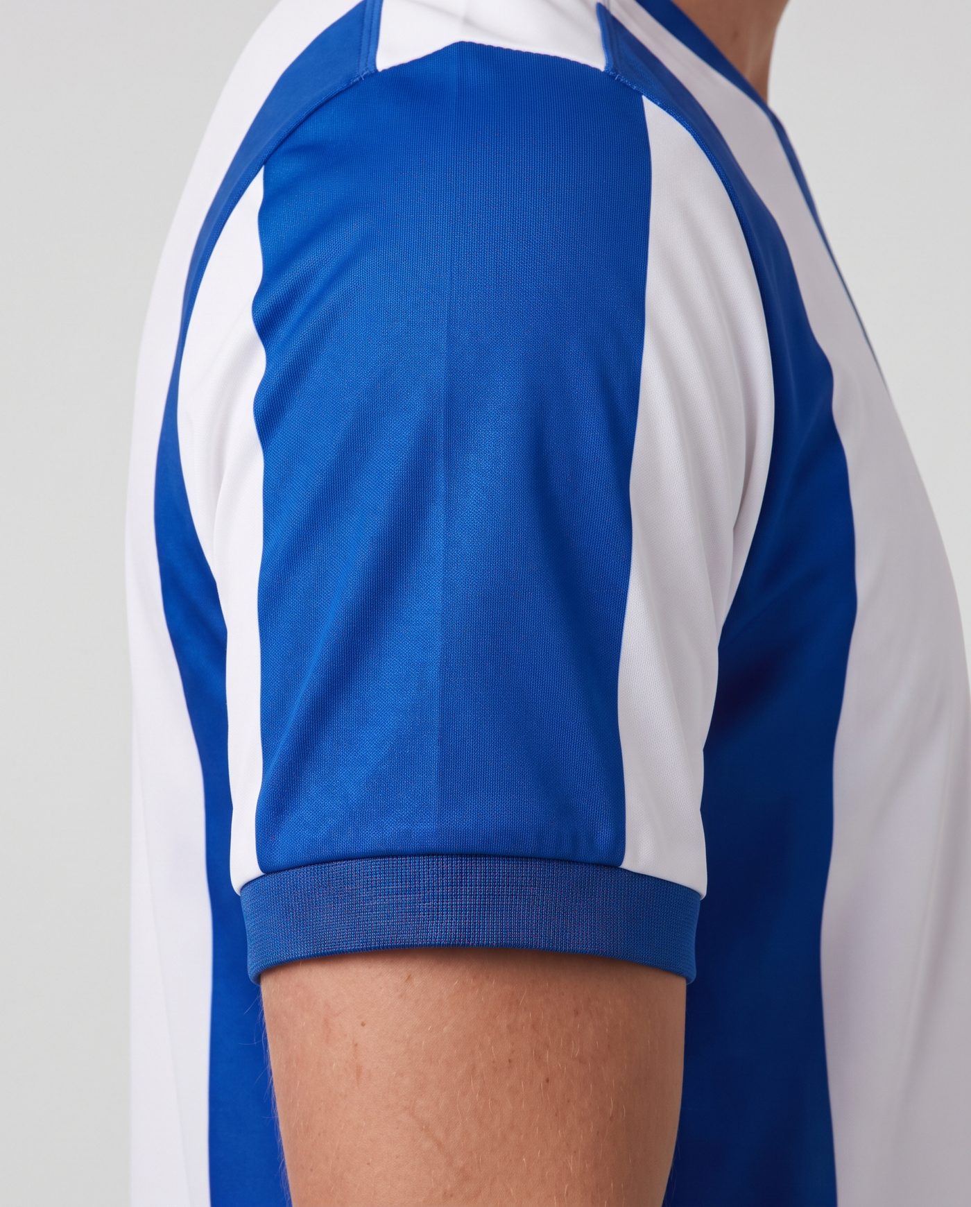 Close-up of the left sleeve, white at the front and back, with the blue stripe along the outside and the blue cuff, of the Canito 5 shirt