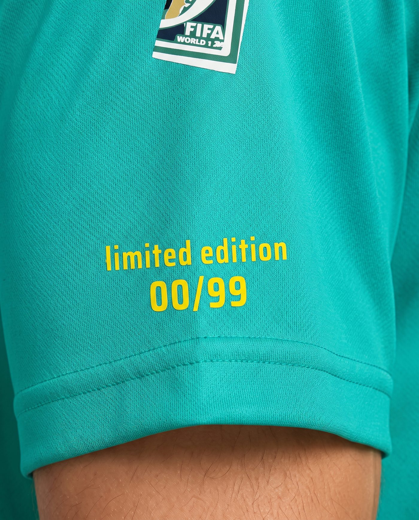 Detalle de la numeración de edición limitada en la manga de la camiseta Casillas 1