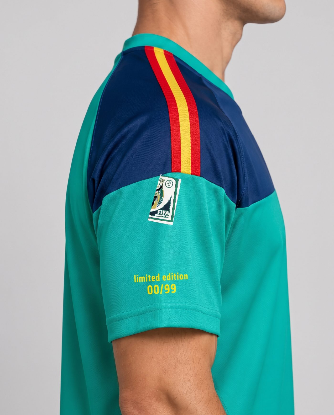Detalle de la manga derecha de la camiseta turquesa Casillas 1