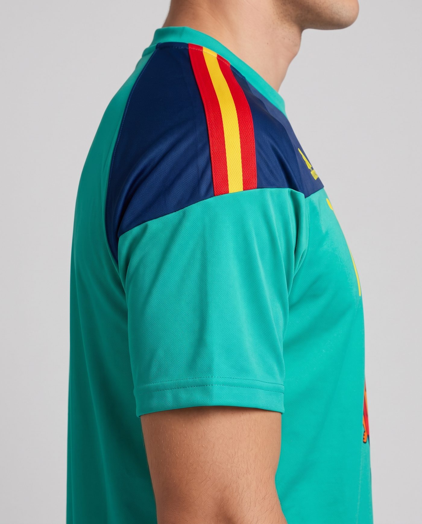 Detalle de la manga izquierda, turquesa con el hombro azul marino y la franja roja y amarilla, de la camiseta Casillas 1