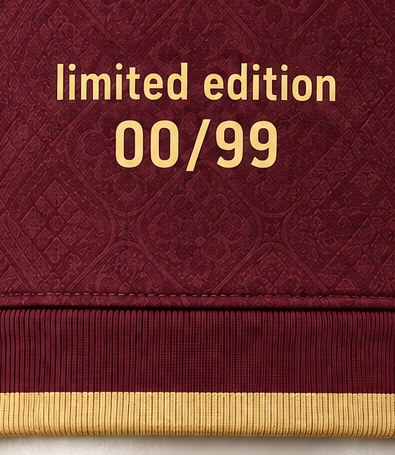 Detalle de la numeración de edición limitada de la camiseta Cucurella 24