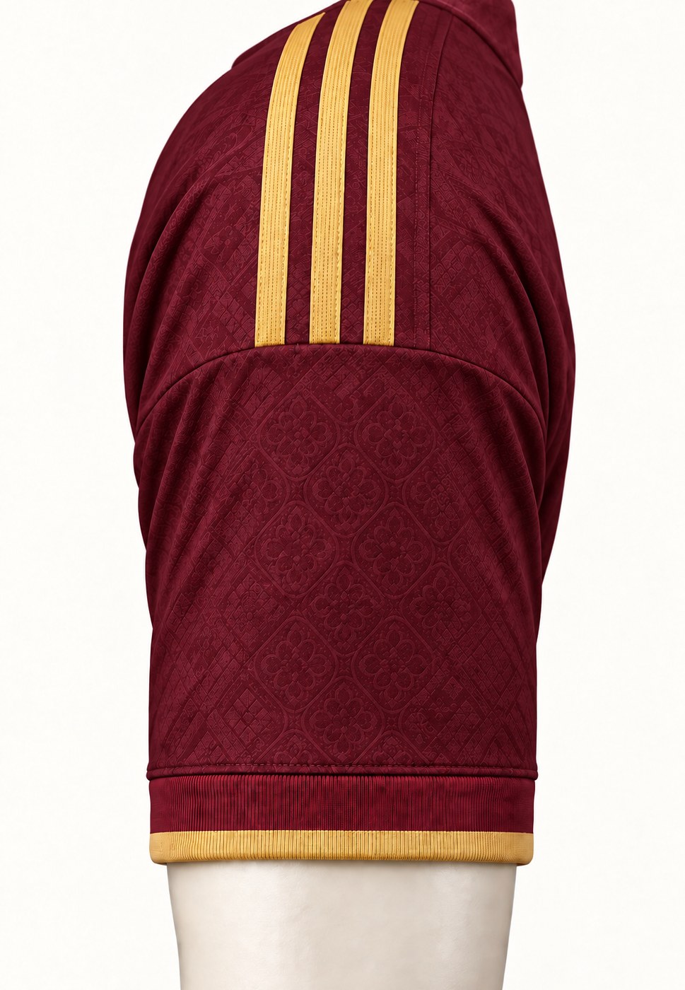 Detalle de la manga izquierda de la camiseta burdeos Cucurella 24