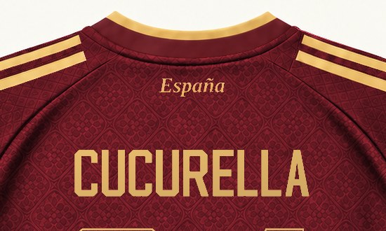 Detalle del nombre Cucurella en la espalda de la camiseta
