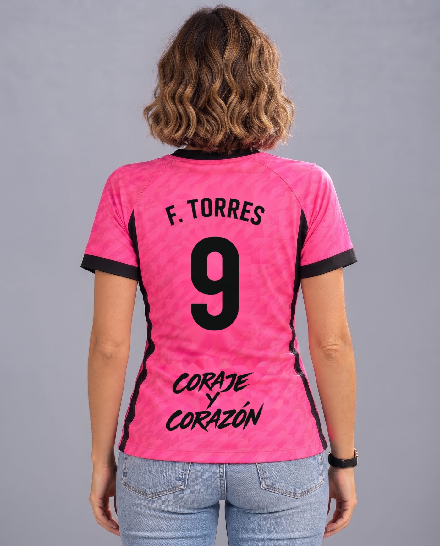 Back view wearing the women's pink and black Atlético shirt, with the name F. Torres and the number 9