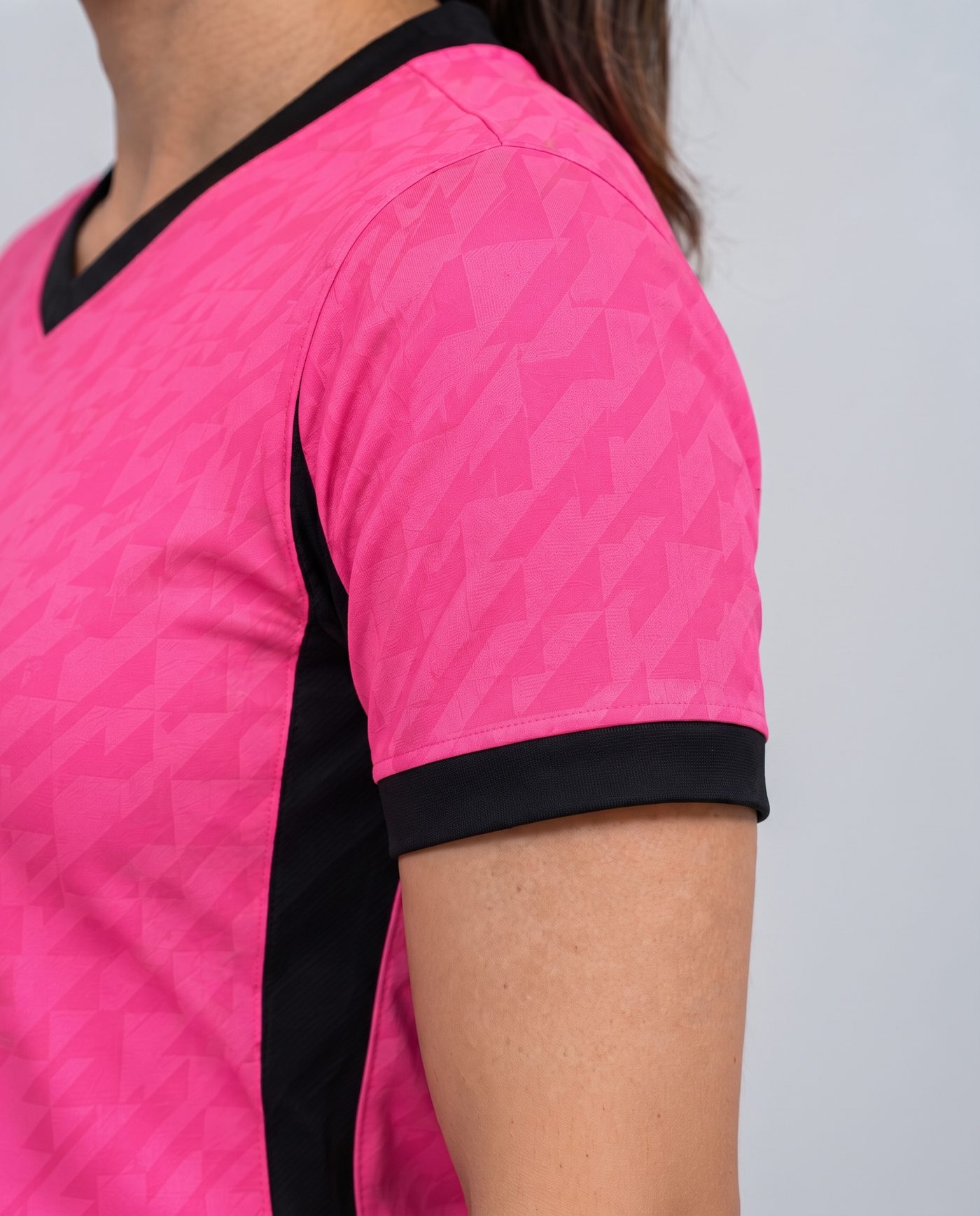 Close-up of the left sleeve, pink with the geometric pattern and the black cuff, of the F. Torres 9 shirt