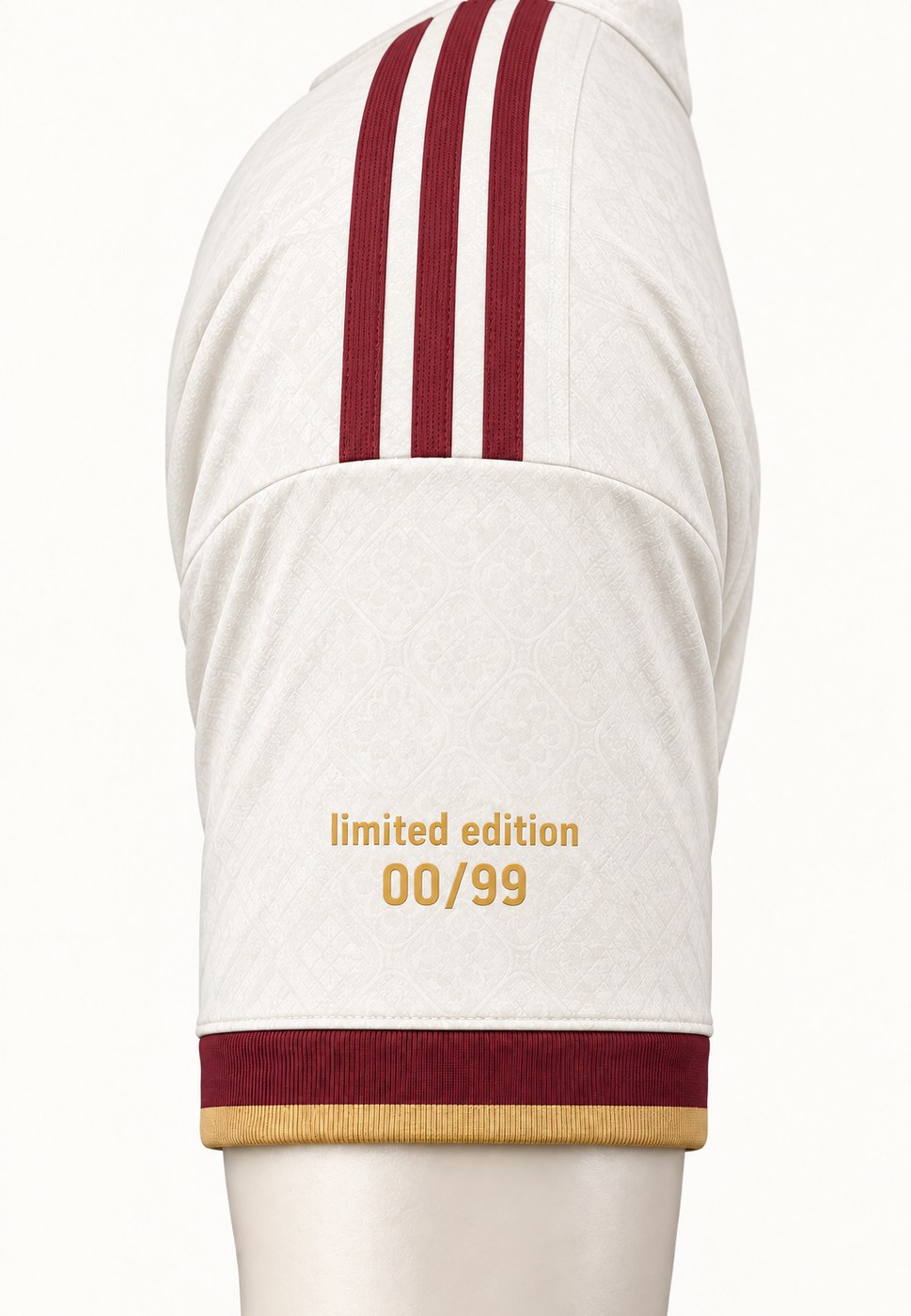 Detalle de la manga derecha de la camiseta blanca Ferrán 7