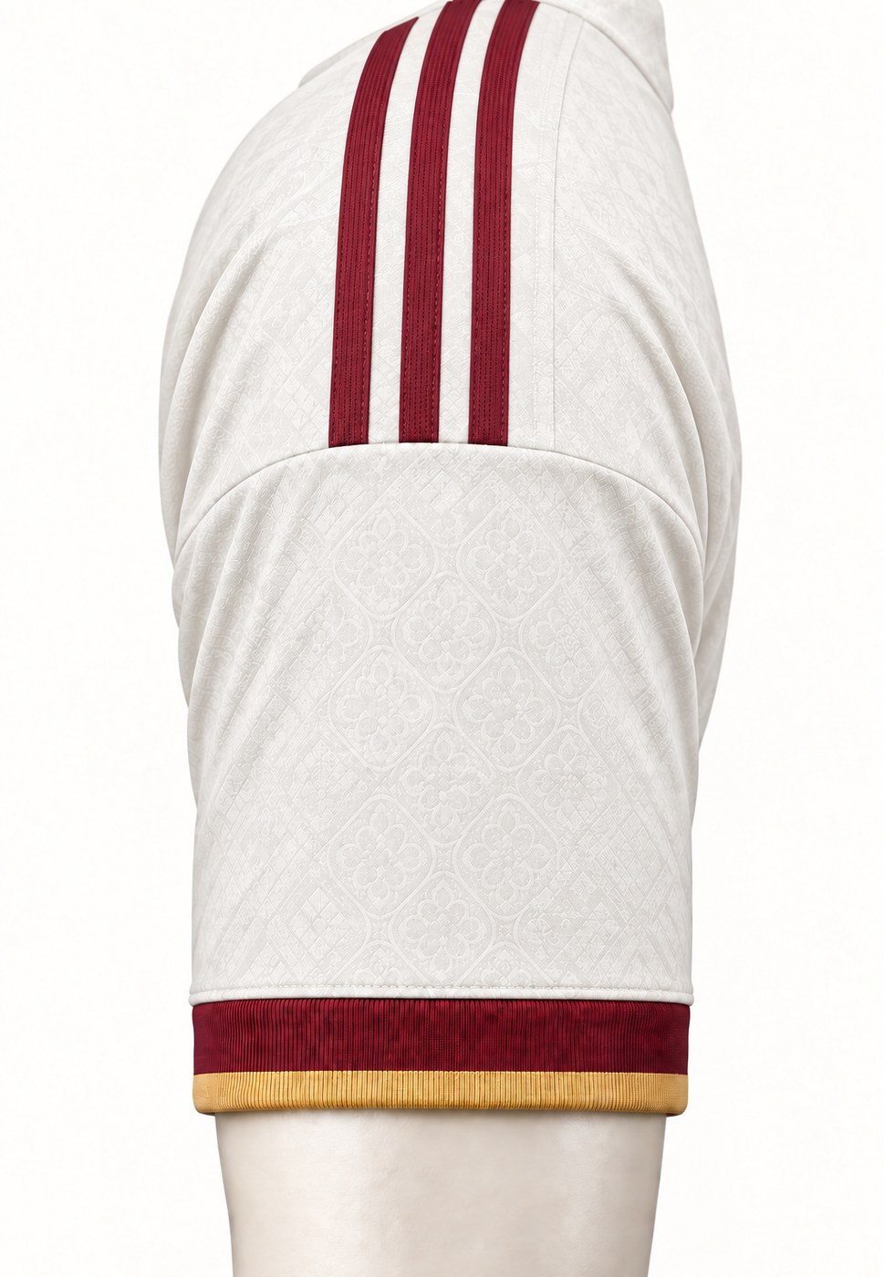 Detalle de la manga izquierda de la camiseta blanca Ferrán 7