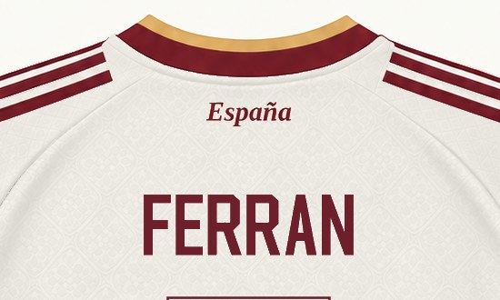 Detalle del nombre Ferrán en la espalda de la camiseta