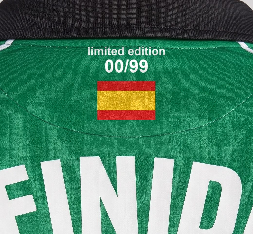 Detalle de la numeración de edición limitada en la nuca de la camiseta Finidi 25