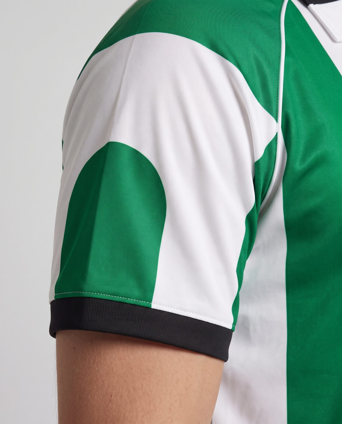 Detalle de la manga derecha de la camiseta verdiblanca Finidi 25