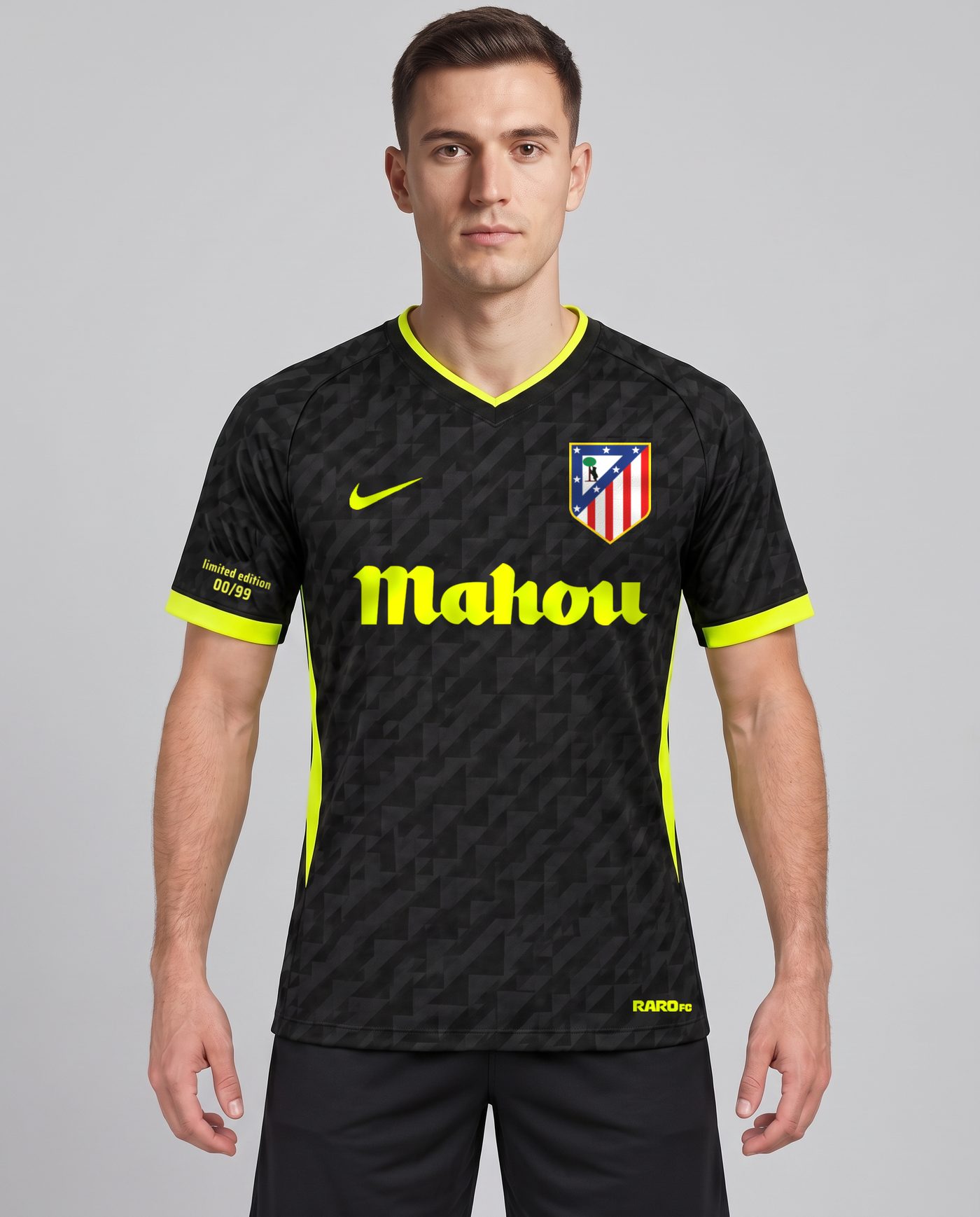 Vista frontal con la camiseta negra y flúor del Atlético Griezmann 7 puesta