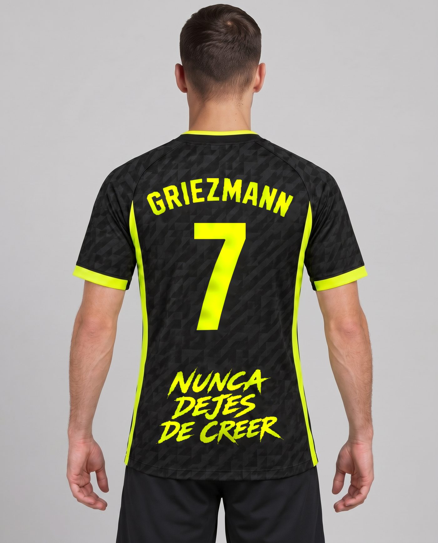 Vista trasera con la camiseta negra y flúor del Atlético puesta, con el nombre Griezmann y el dorsal 7