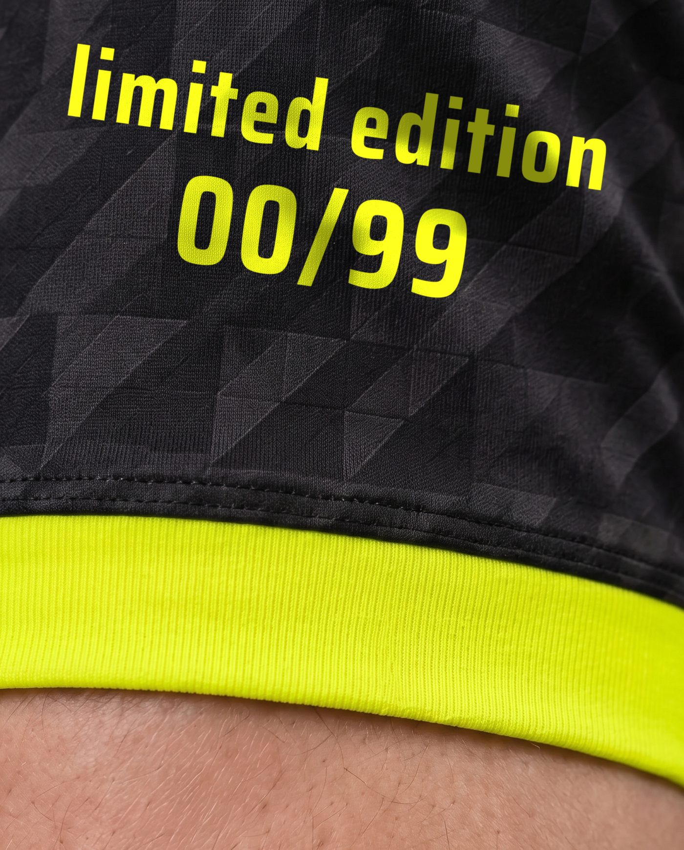 Detalle de la numeración de edición limitada en la manga de la camiseta Griezmann 7