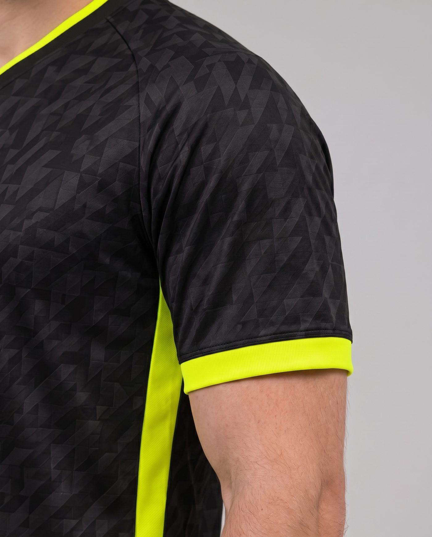 Detalle de la manga izquierda, negra con el dibujo geométrico y el puño flúor, de la camiseta Griezmann 7