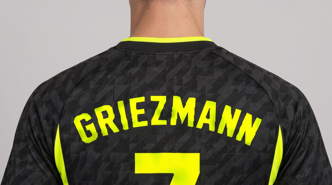 Detalle del nombre Griezmann en la espalda de la camiseta negra y flúor del Atlético