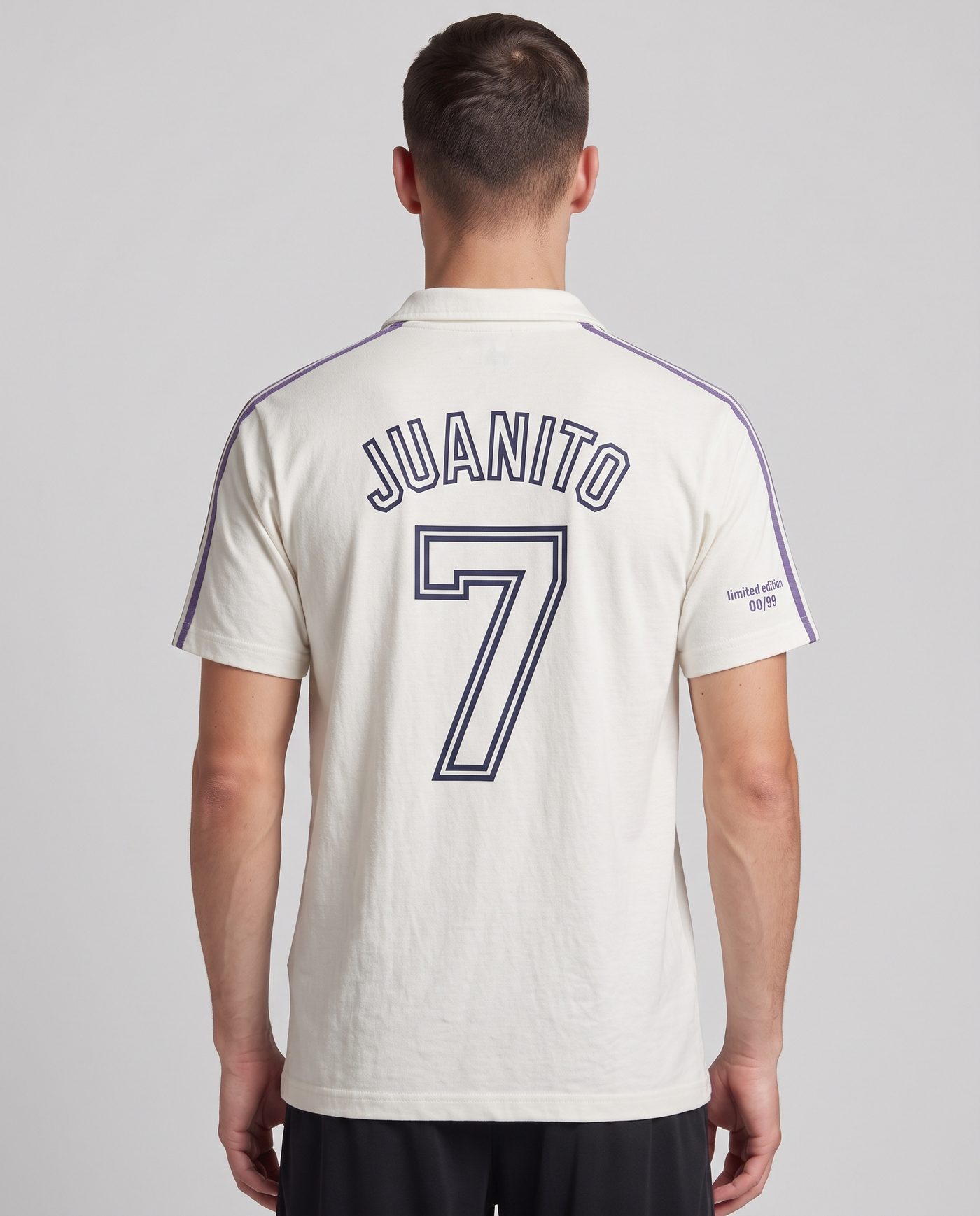 Vista trasera con la camiseta blanca del Real Madrid puesta, con el nombre Juanito y el dorsal 7
