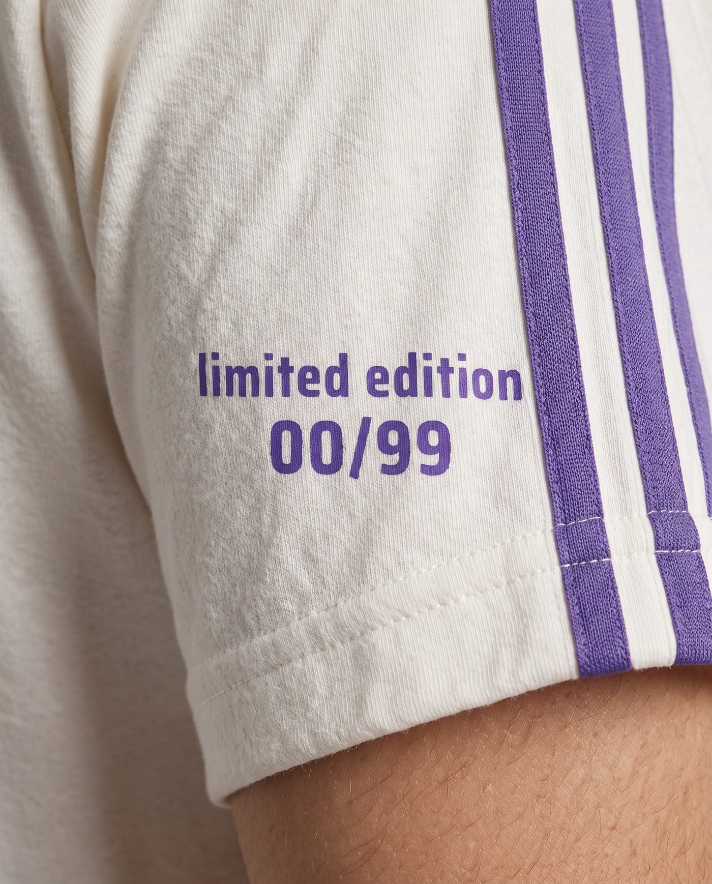 Detalle de la numeración de edición limitada en la manga de la camiseta Juanito 7