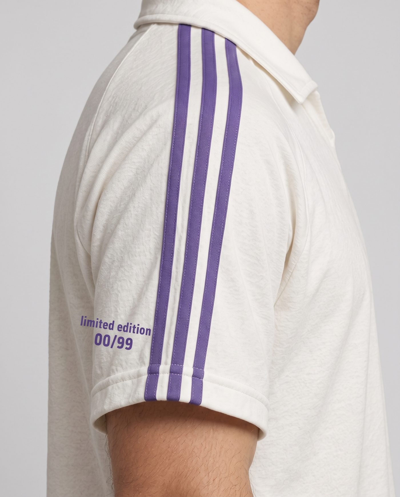 Detalle de la manga derecha de la camiseta blanca Juanito 7