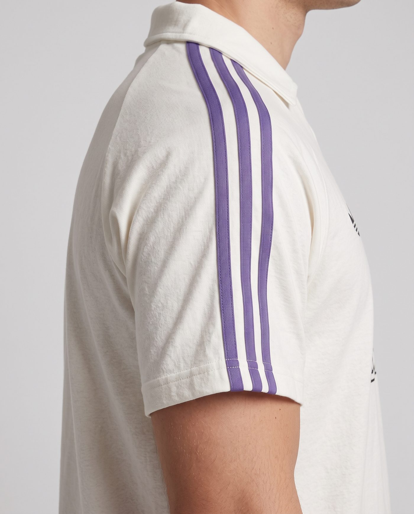 Detalle de la manga izquierda, con las tres rayas moradas y sin número, de la camiseta Juanito 7