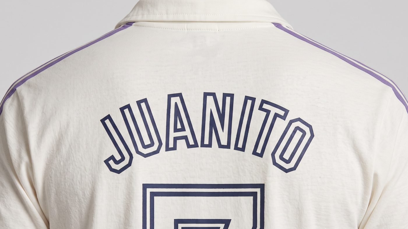 Detalle del nombre Juanito en la espalda de la camiseta blanca del Real Madrid