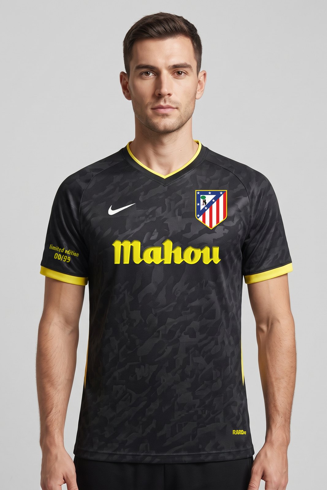 Vista frontal con la camiseta negra y amarilla Atlético Koke 6 puesta