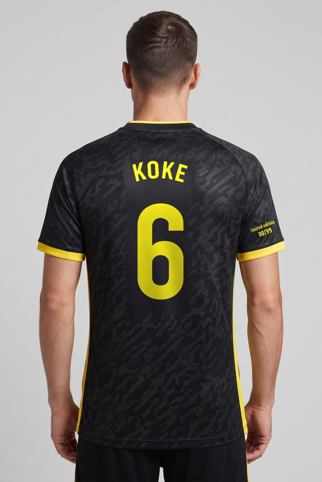 Vista trasera con la camiseta negra y amarilla Atlético Koke 6 puesta, con nombre y dorsal
