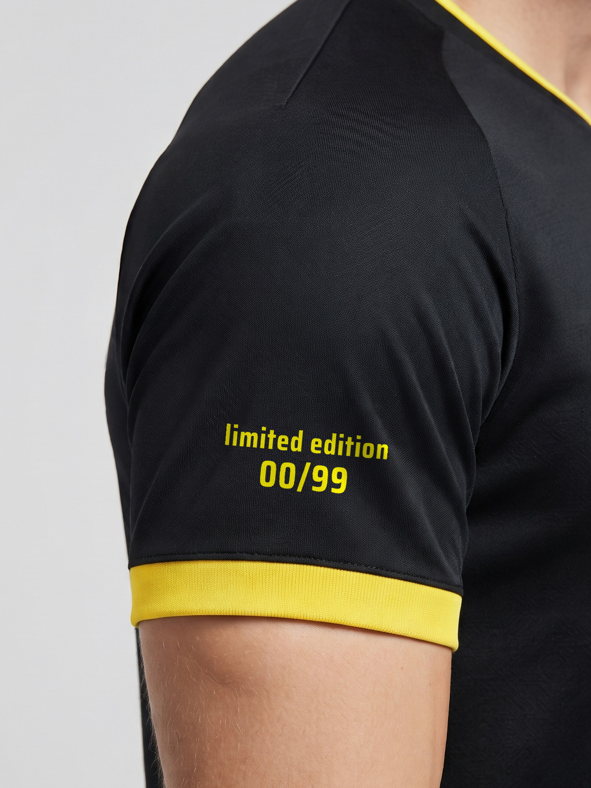 Detalle de la manga derecha de la camiseta Koke