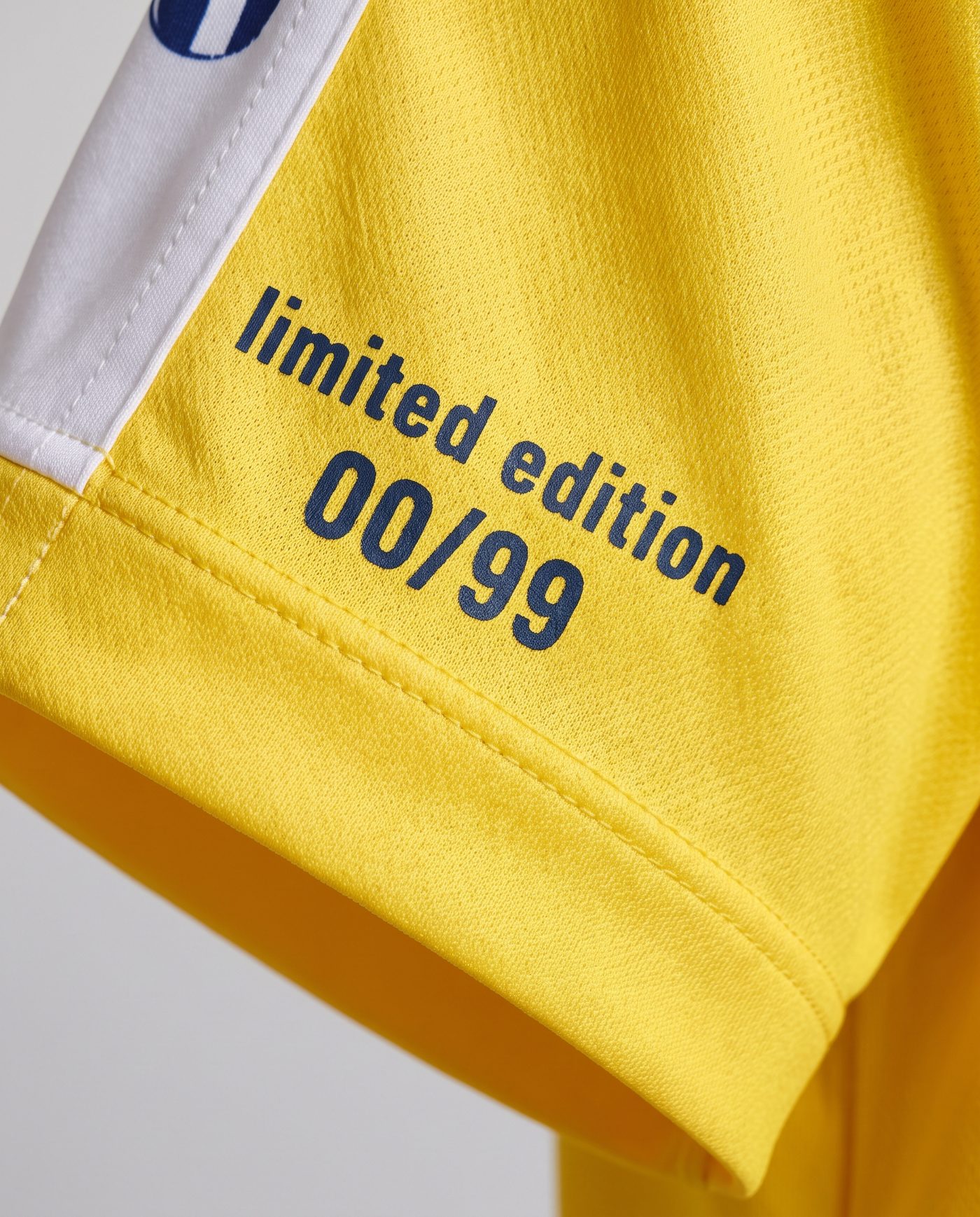 Close-up of the limited edition numbering on the sleeve of the Mágico 11 shirt