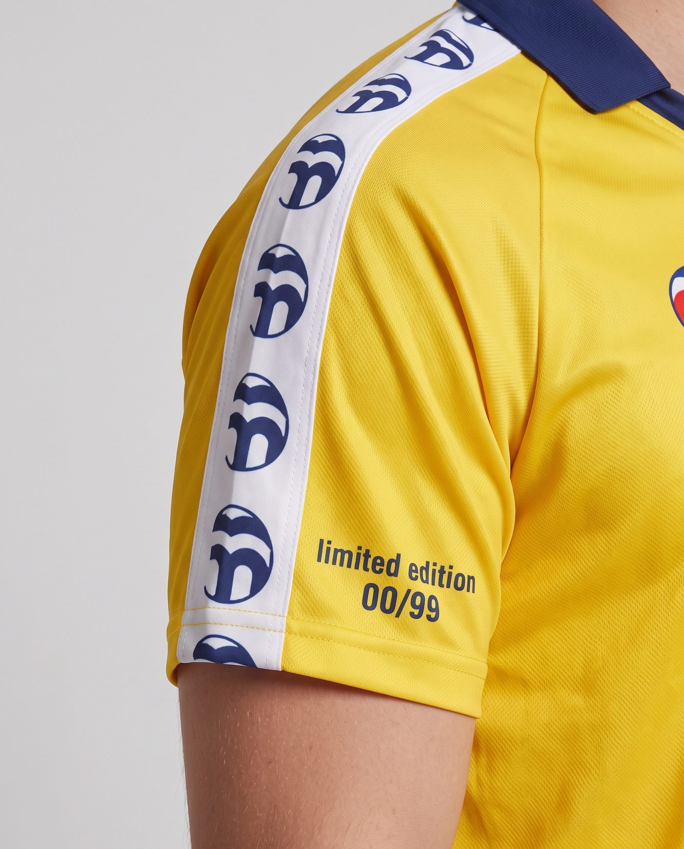 Close-up of the right sleeve of the yellow Mágico 11 shirt