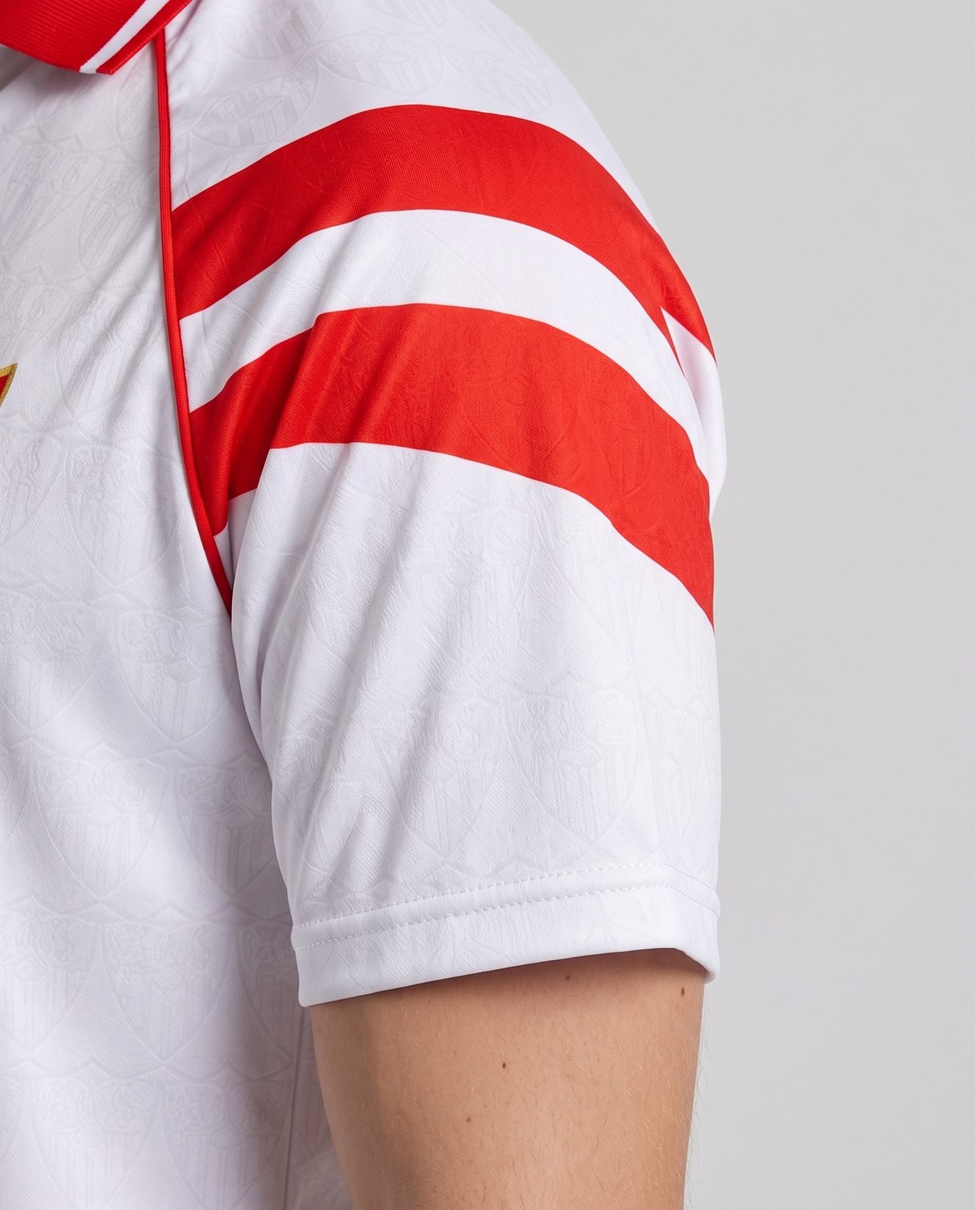Close-up of the left sleeve, white with the red stripes, of the Maradona 10 shirt