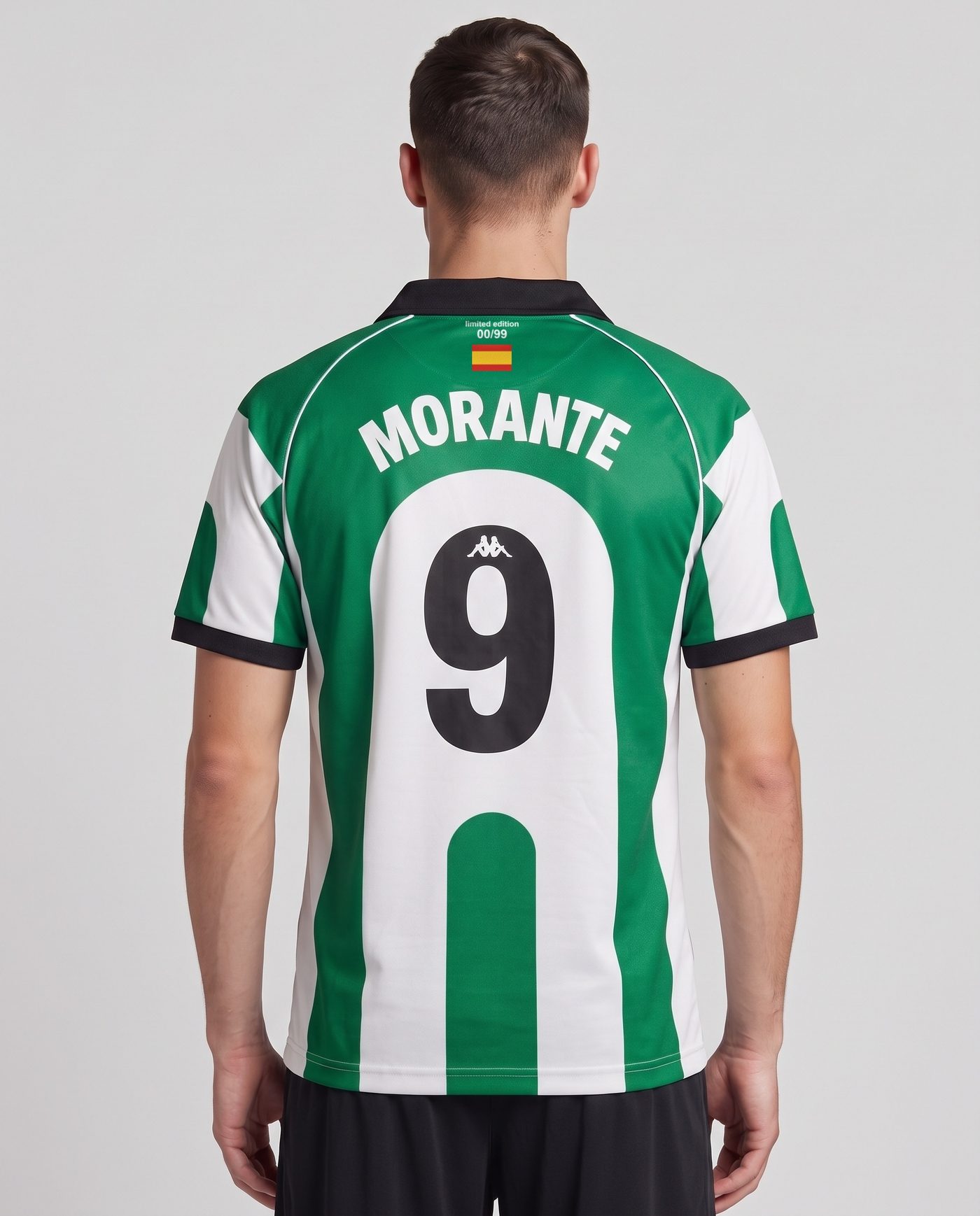 Vista trasera con la camiseta verdiblanca del Betis puesta, con el nombre Morante y el dorsal 9