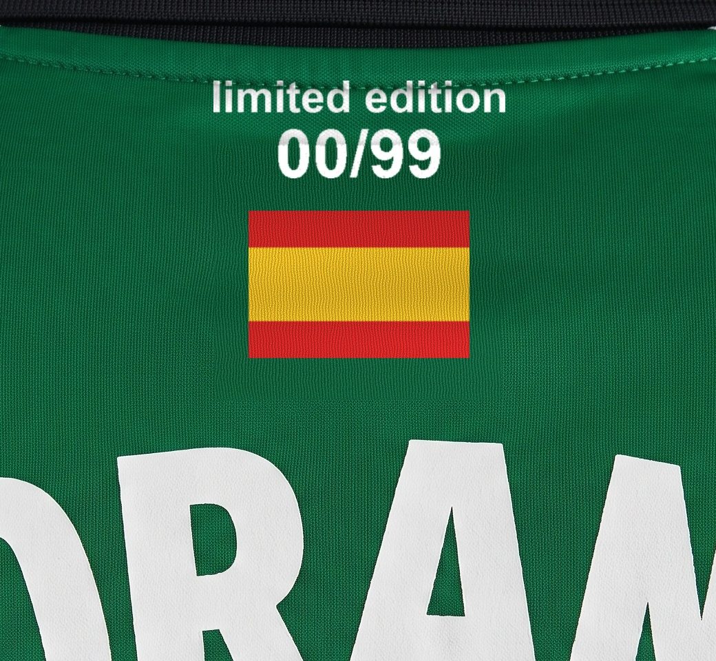 Detalle de la numeración de edición limitada en la nuca de la camiseta Morante 9