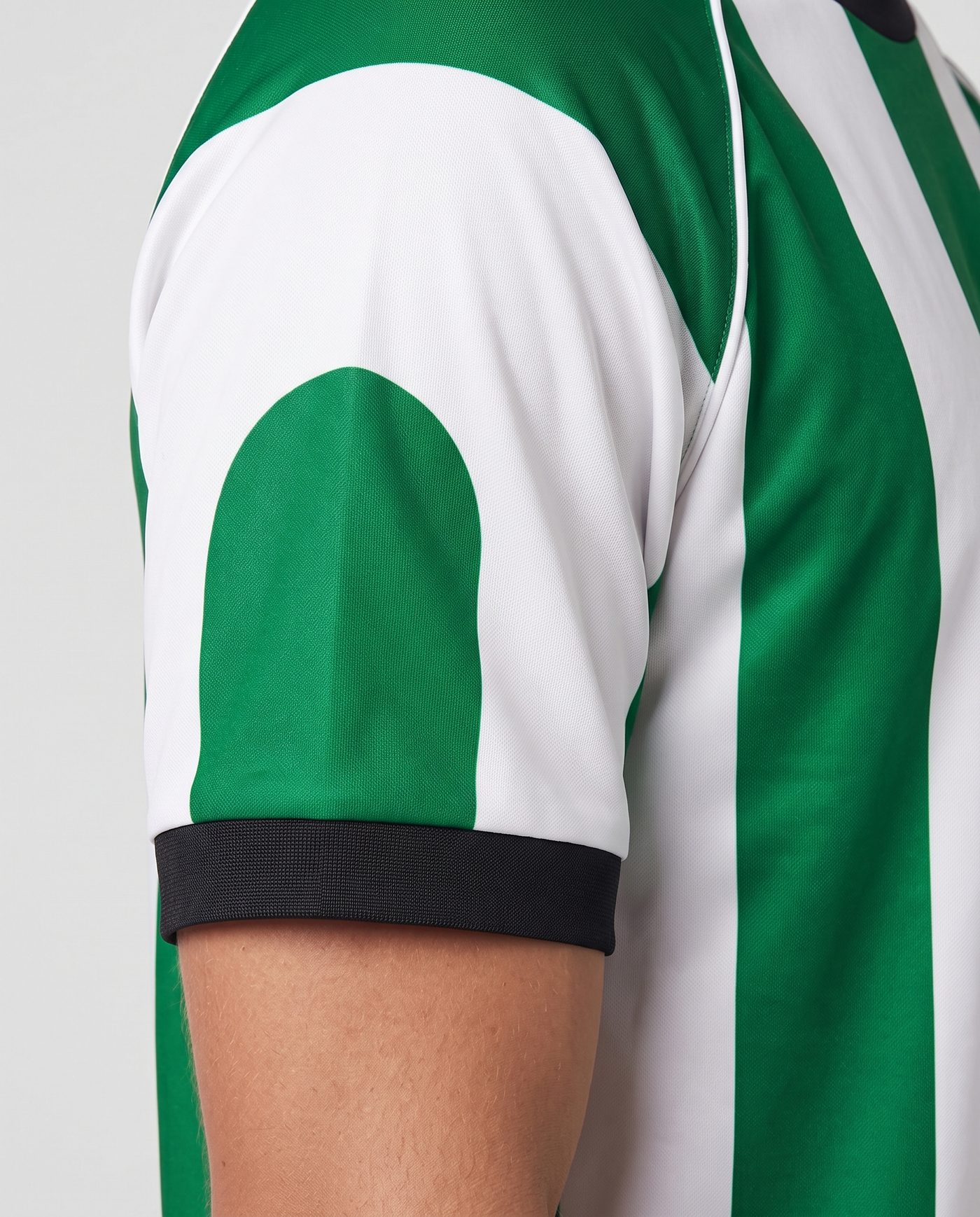 Detalle de la manga izquierda, blanca con el arco verde y el puño negro, de la camiseta Morante 9