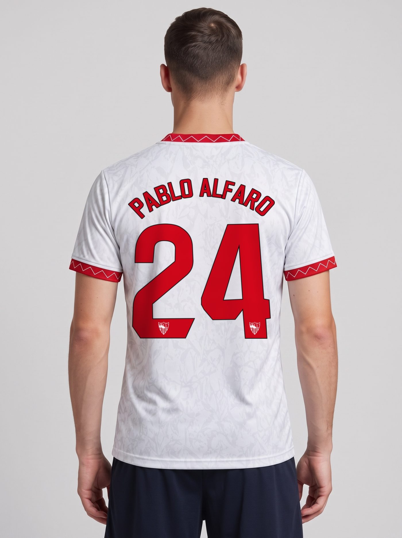 Vista trasera con la camiseta blanca y roja del Sevilla puesta, con el nombre Pablo Alfaro y el dorsal 24