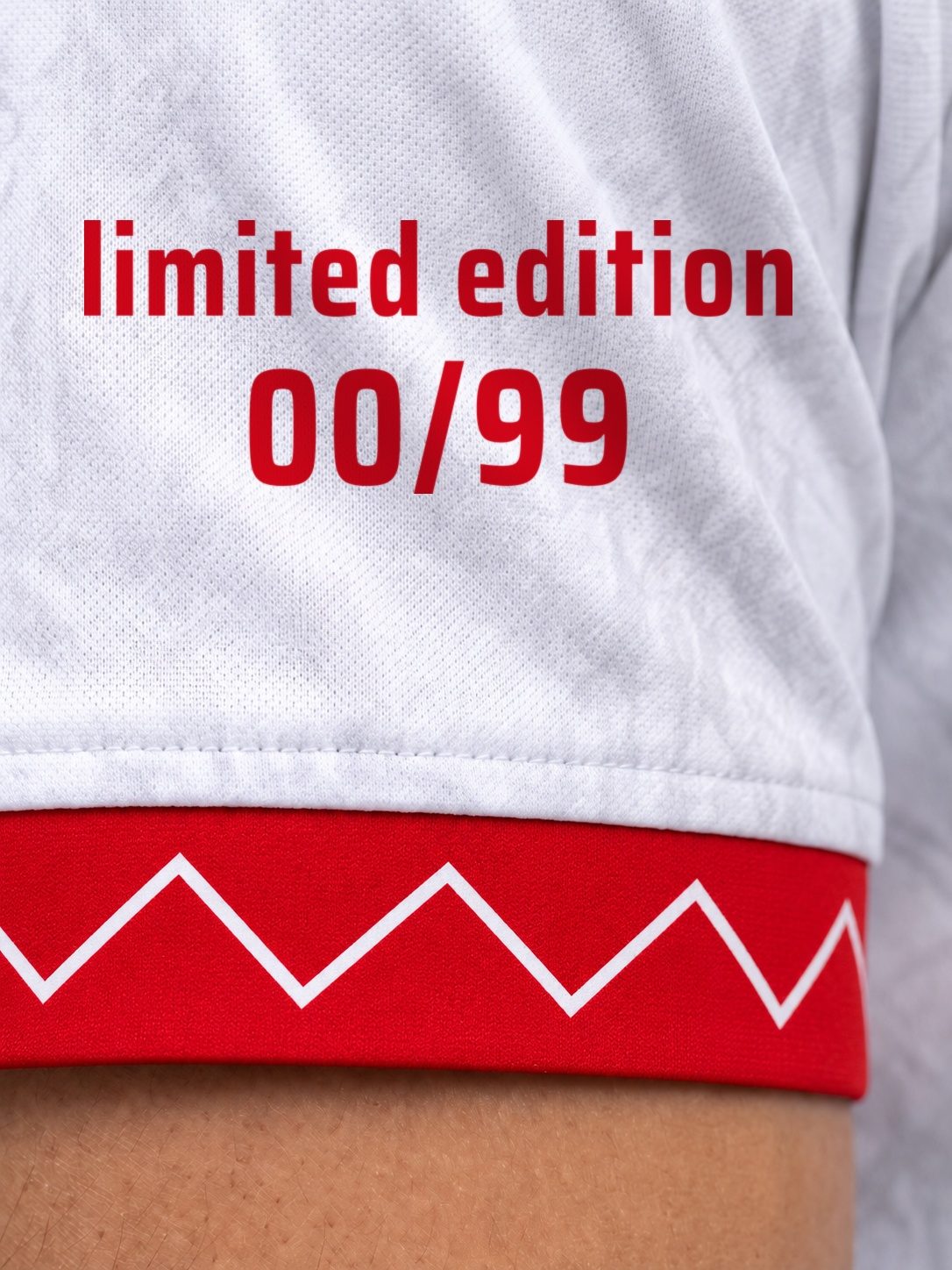 Detalle de la numeración de edición limitada en la manga de la camiseta Pablo Alfaro 24