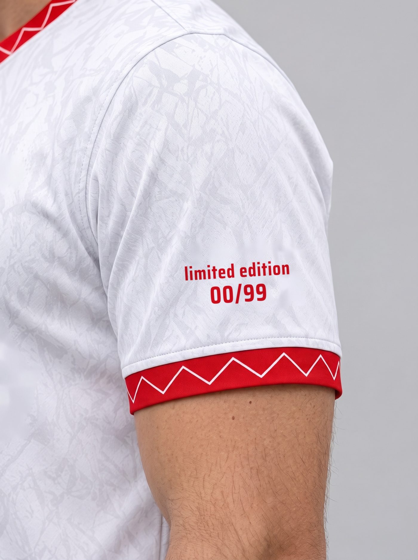 Detalle de la manga derecha de la camiseta blanca y roja Pablo Alfaro 24