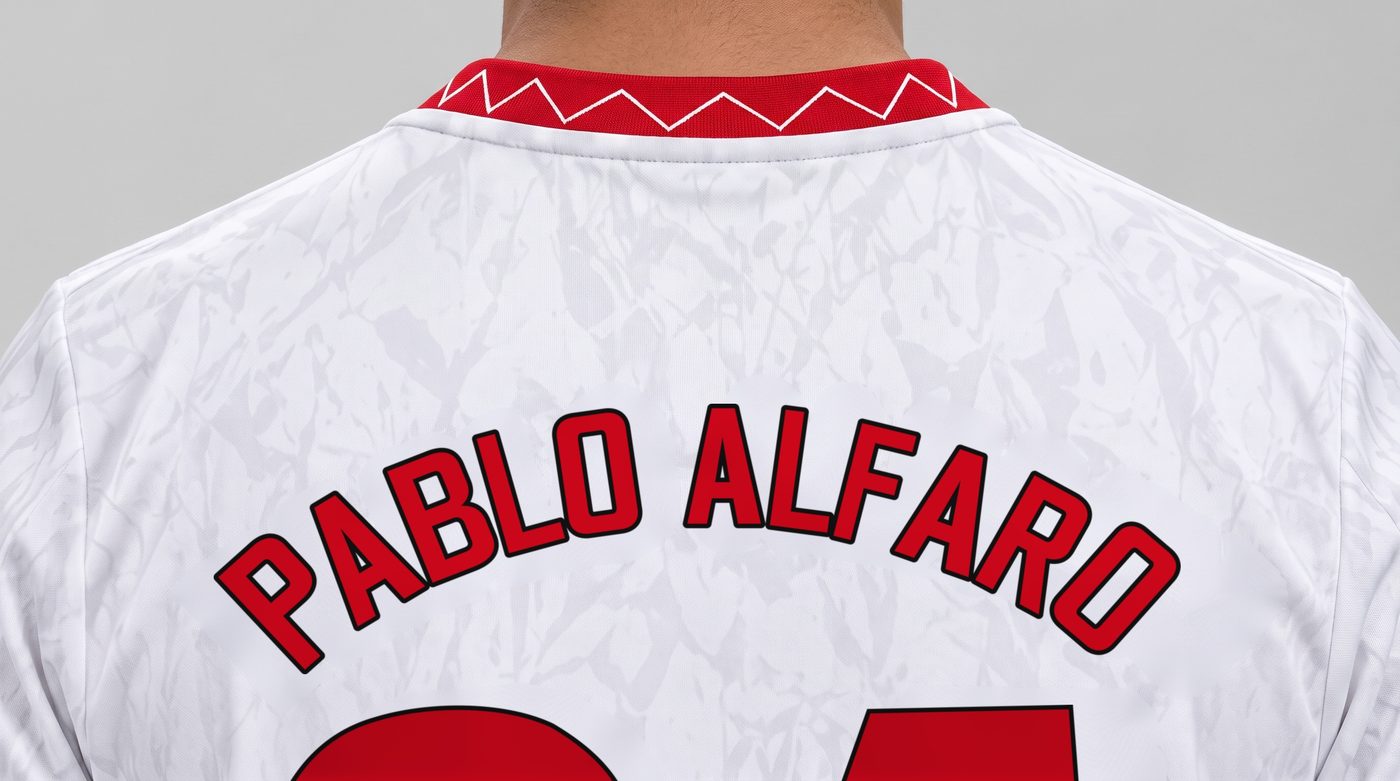 Detalle del nombre Pablo Alfaro en la espalda de la camiseta blanca y roja del Sevilla