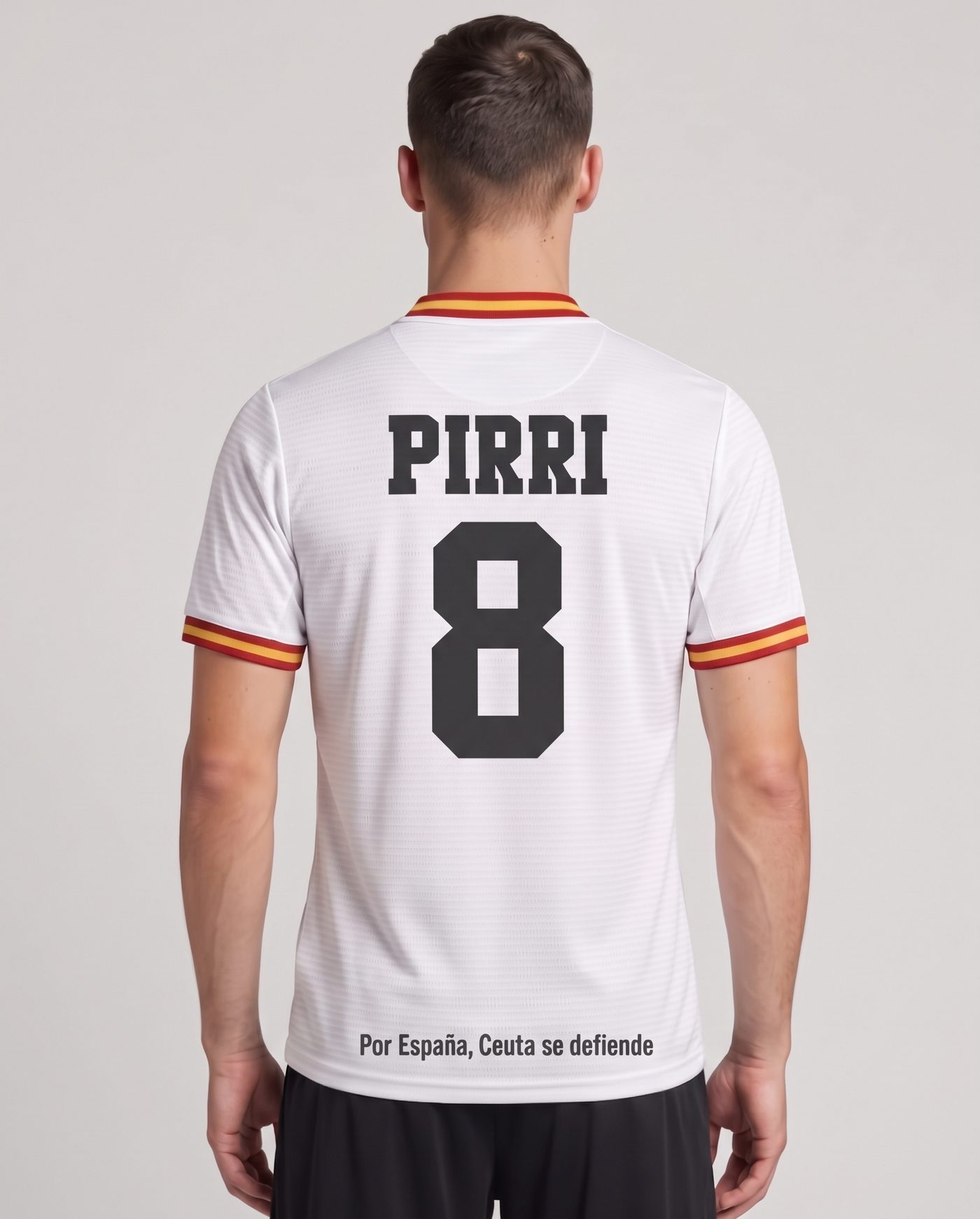 Vista trasera con la camiseta blanca del Ceuta puesta, con el nombre Pirri y el dorsal 8