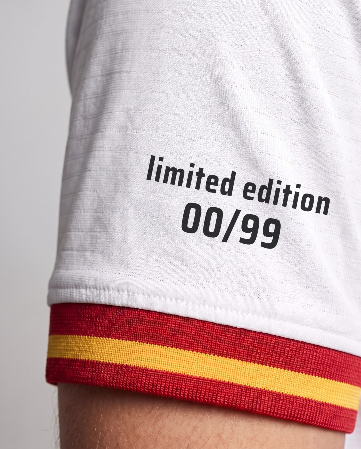 Detalle de la numeración de edición limitada en la manga de la camiseta Pirri 8