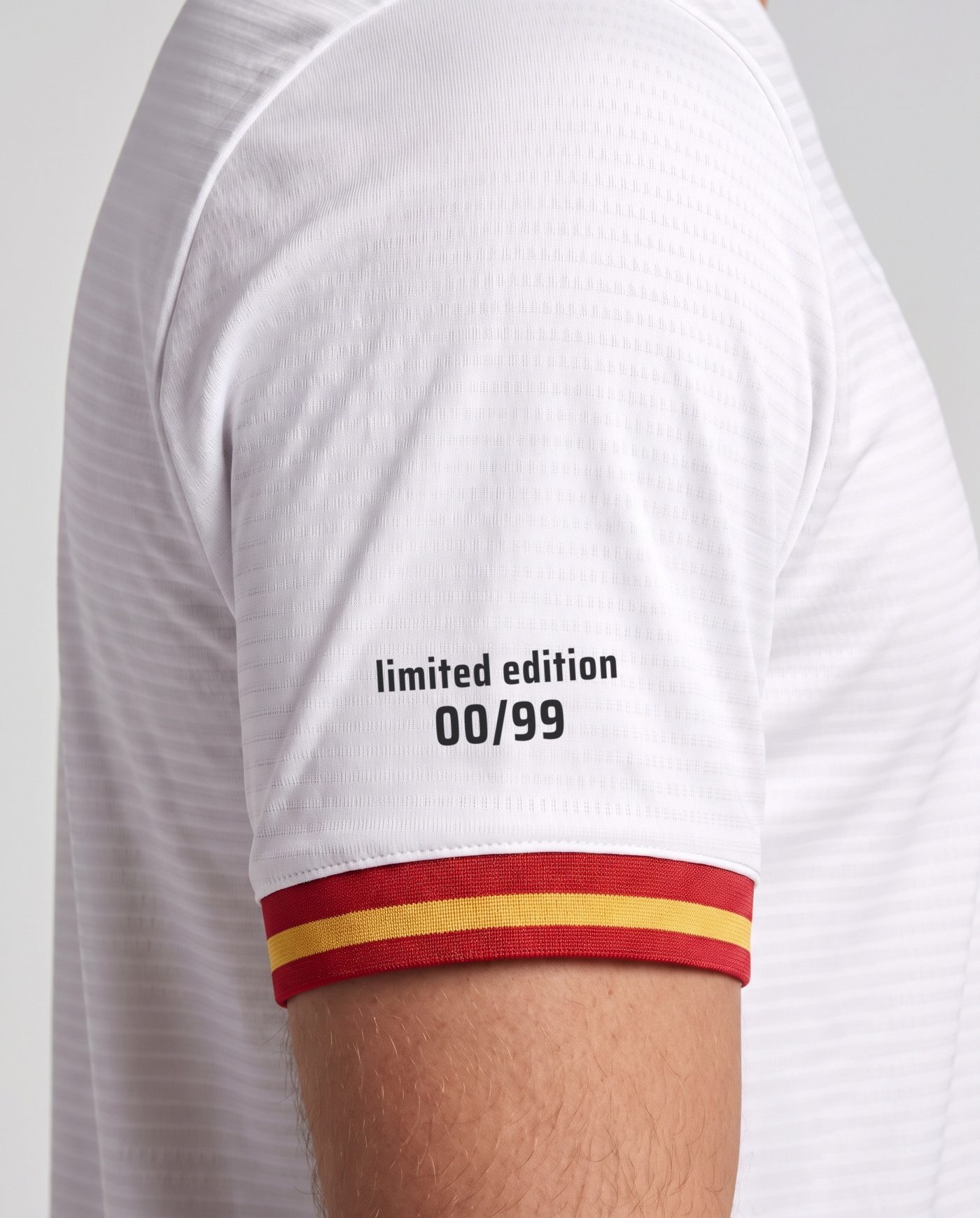 Detalle de la manga derecha de la camiseta blanca Pirri 8