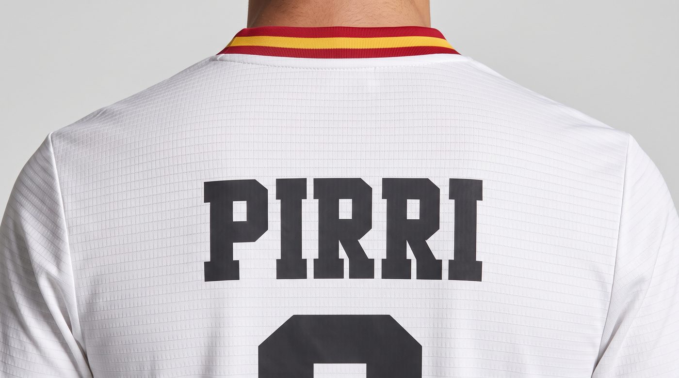Detalle del nombre Pirri en la espalda de la camiseta blanca del Ceuta