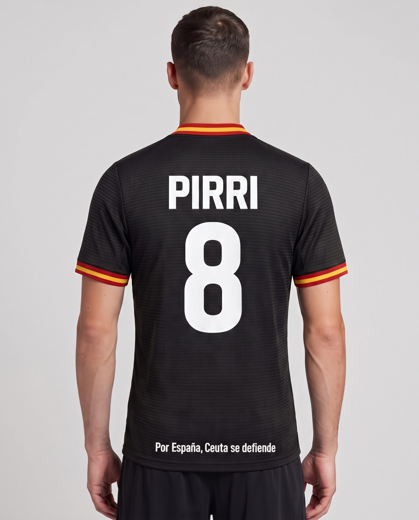 Vista trasera con la camiseta negra del Ceuta puesta, con el nombre Pirri y el dorsal 8