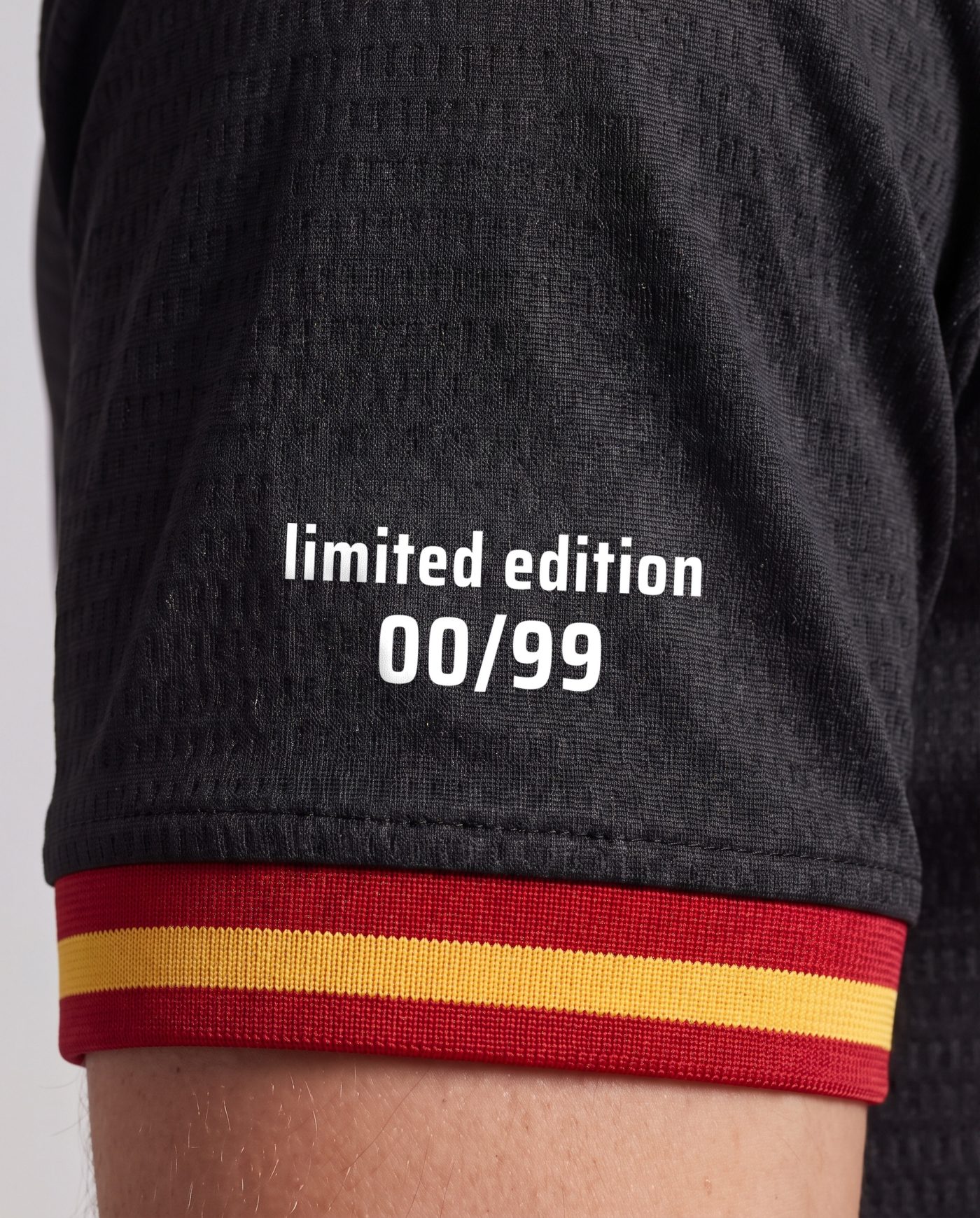 Detalle de la numeración de edición limitada en la manga de la camiseta Pirri 8